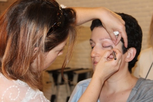 Irene completando maquillaje